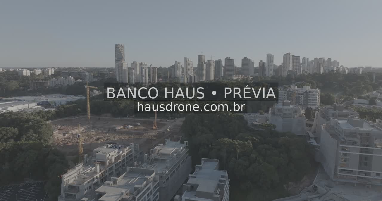 Edifícios e áreas verdes em vista aérea — Ecoville em Curitiba, Paraná.