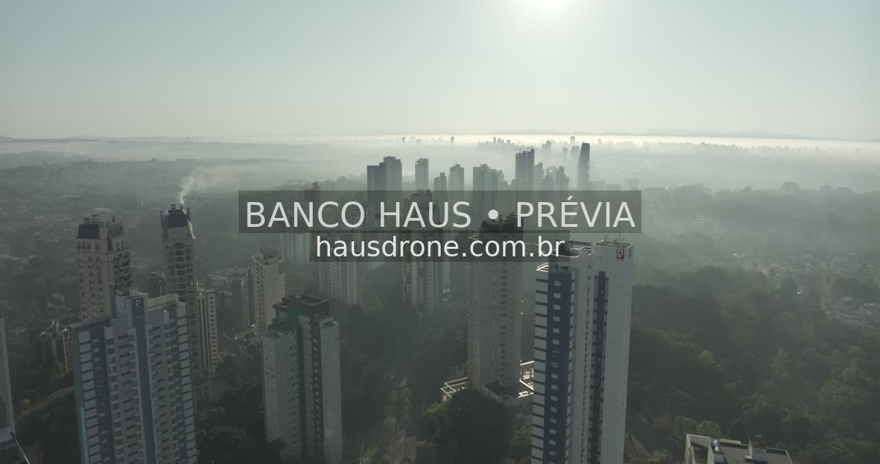 Edifícios e áreas verdes em vista aérea — Ecoville em Curitiba, Paraná.