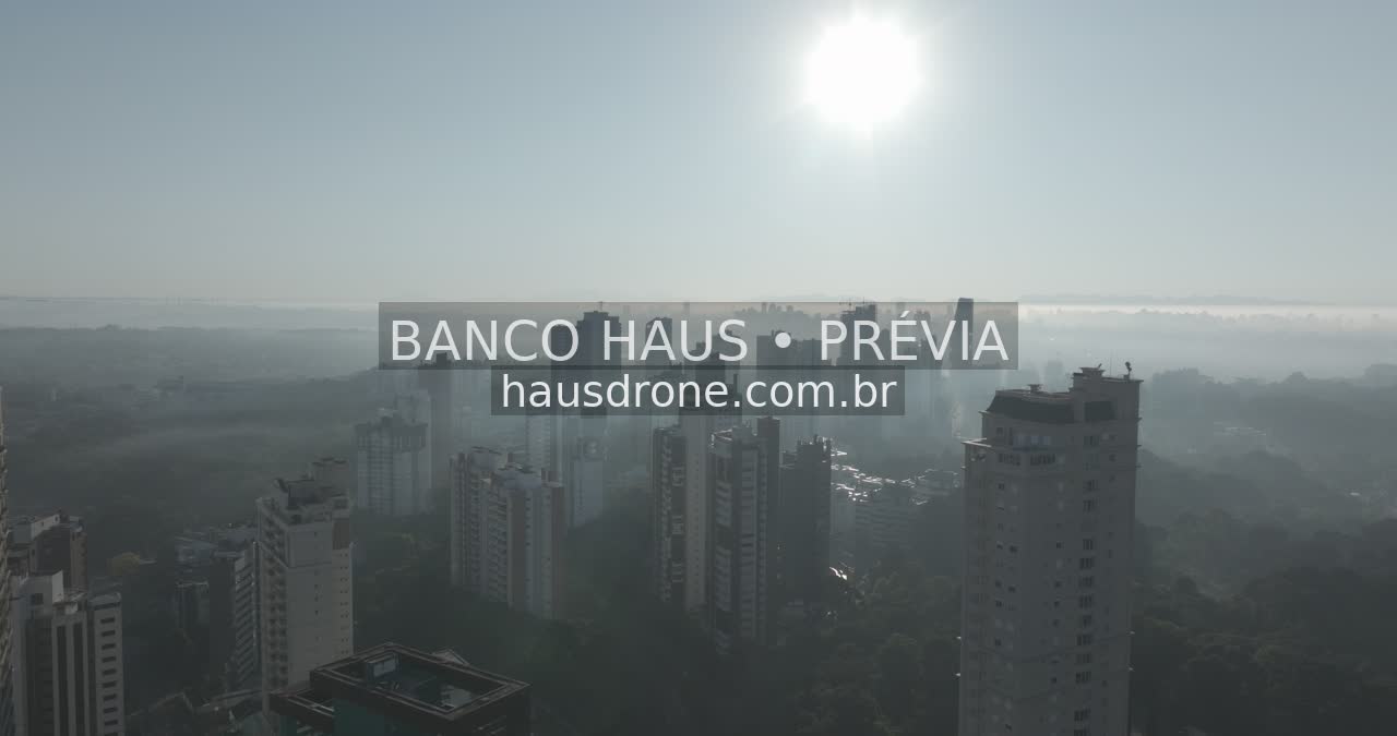 Edifícios e áreas verdes em vista aérea — Ecoville em Curitiba, Paraná.