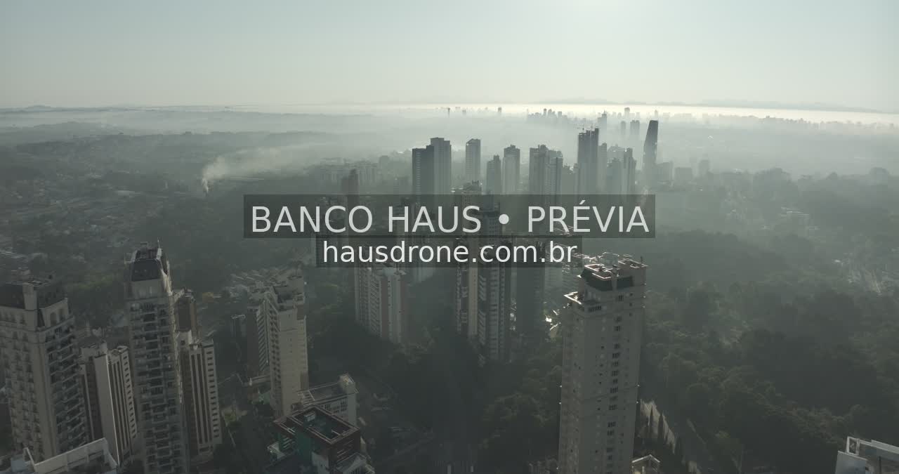 Edifícios e áreas verdes em vista aérea — Ecoville em Curitiba, Paraná.
