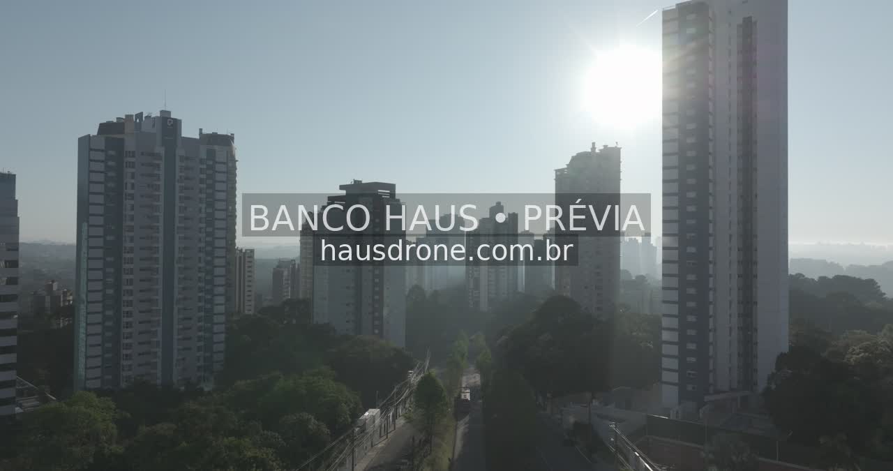 Edifícios e áreas verdes em vista aérea — Ecoville em Curitiba, Paraná.