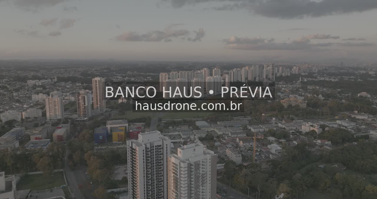 Edifícios e áreas verdes em vista aérea — Ecoville em Curitiba, Paraná.