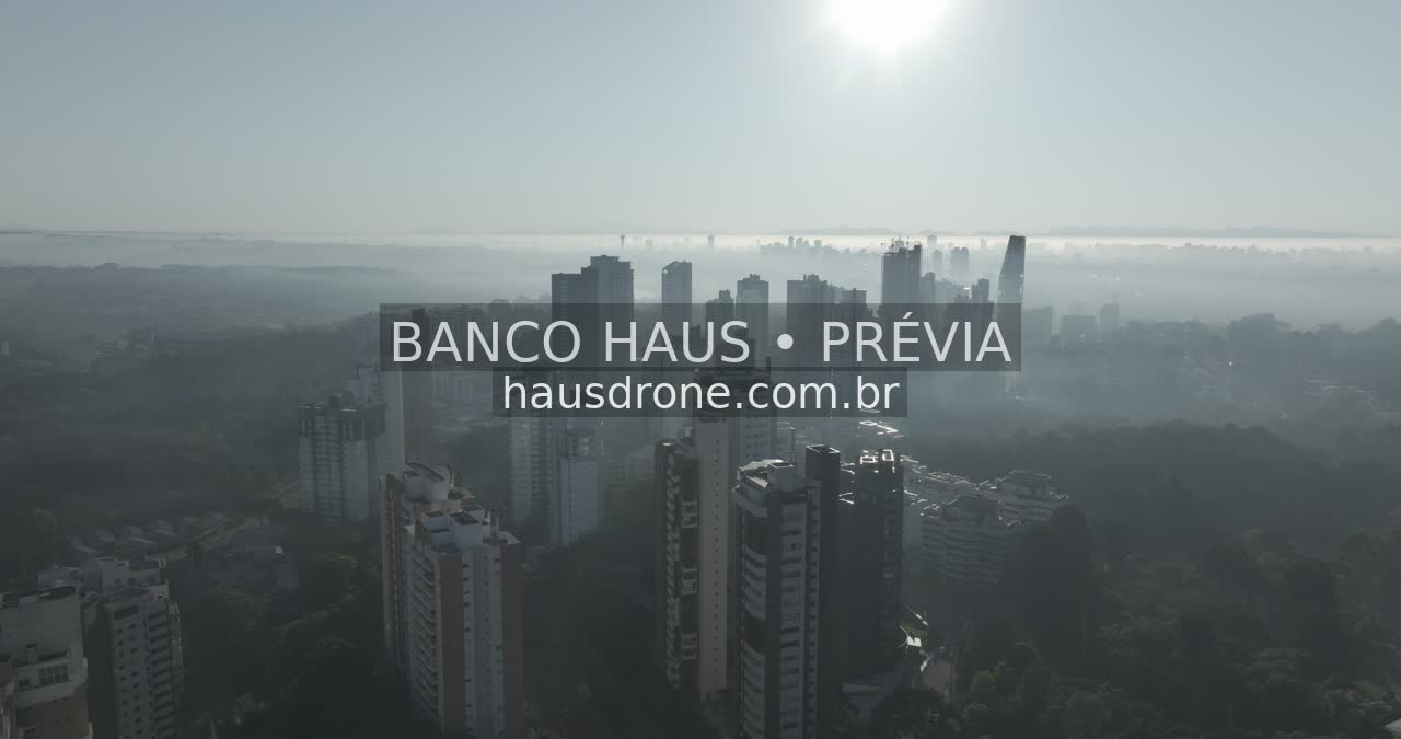Edifícios e áreas verdes em vista aérea — Ecoville em Curitiba, Paraná.