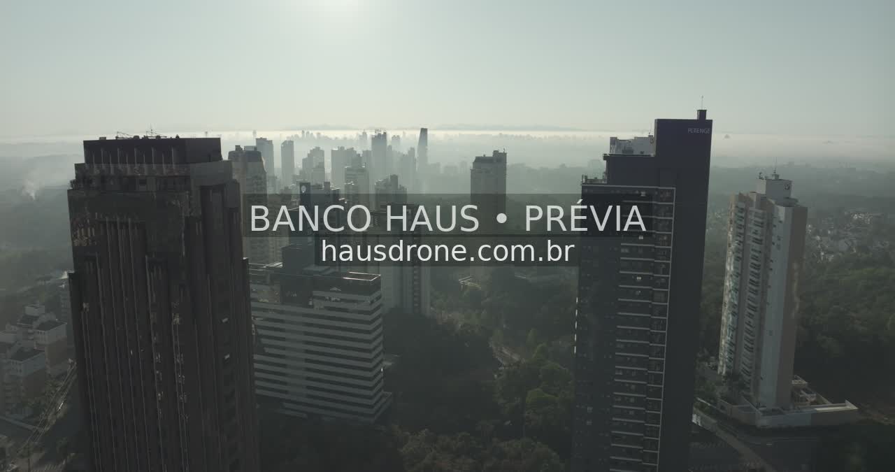 Edifícios e áreas verdes em vista aérea — Ecoville em Curitiba, Paraná.