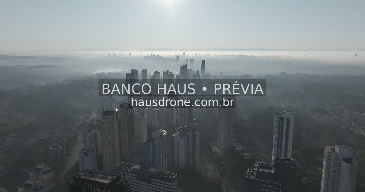Edifícios e áreas verdes em vista aérea — Ecoville em Curitiba, Paraná.