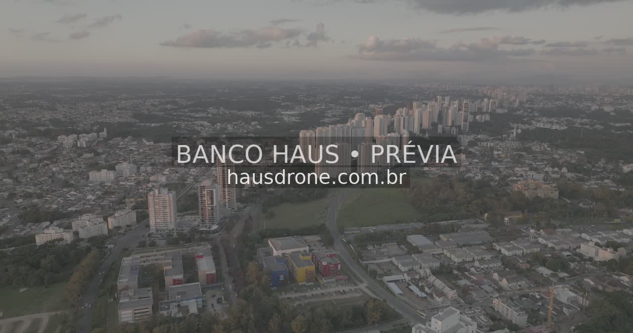 Edifícios e áreas verdes em vista aérea — Ecoville em Curitiba, Paraná.
