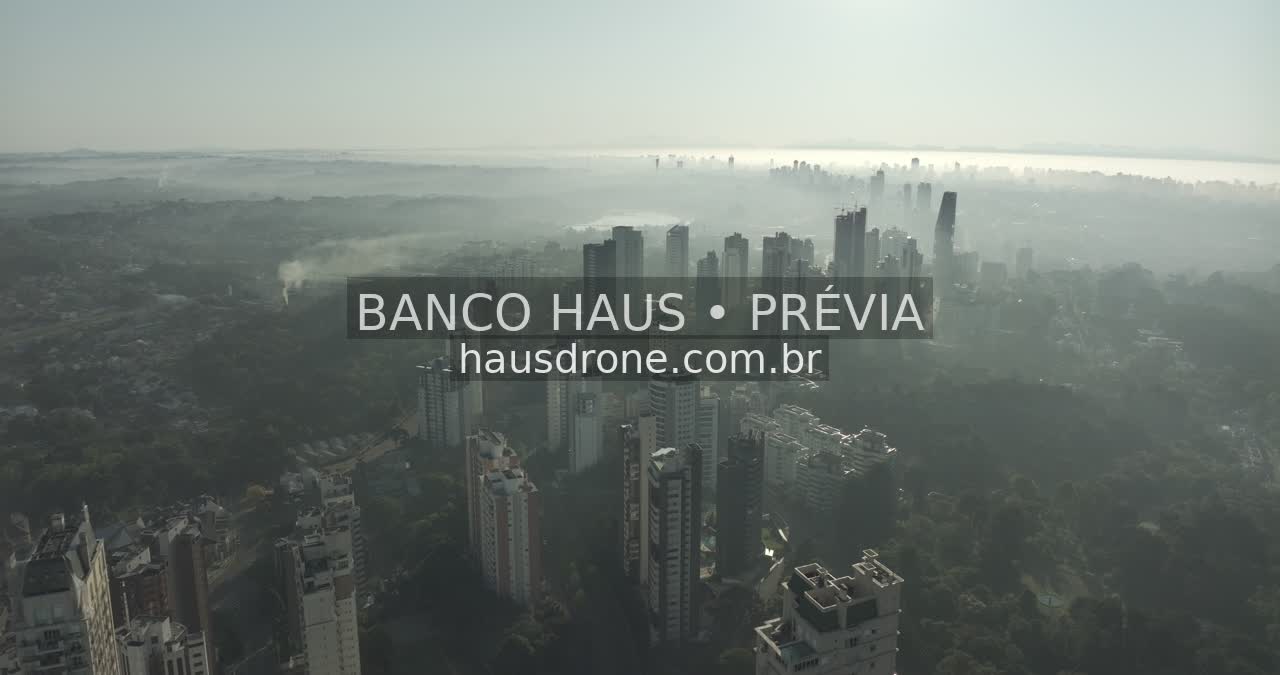 Edifícios e áreas verdes em vista aérea — Ecoville em Curitiba, Paraná.