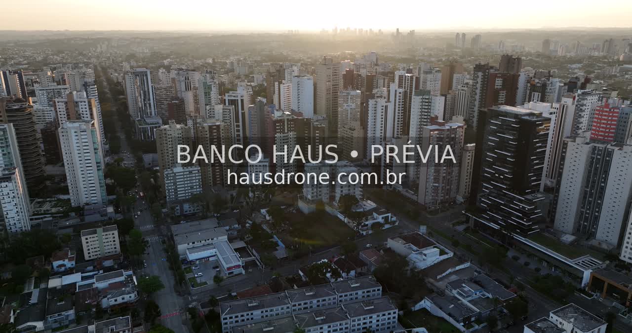 Edifícios e áreas verdes em vista aérea — Ecoville em Curitiba, Paraná.