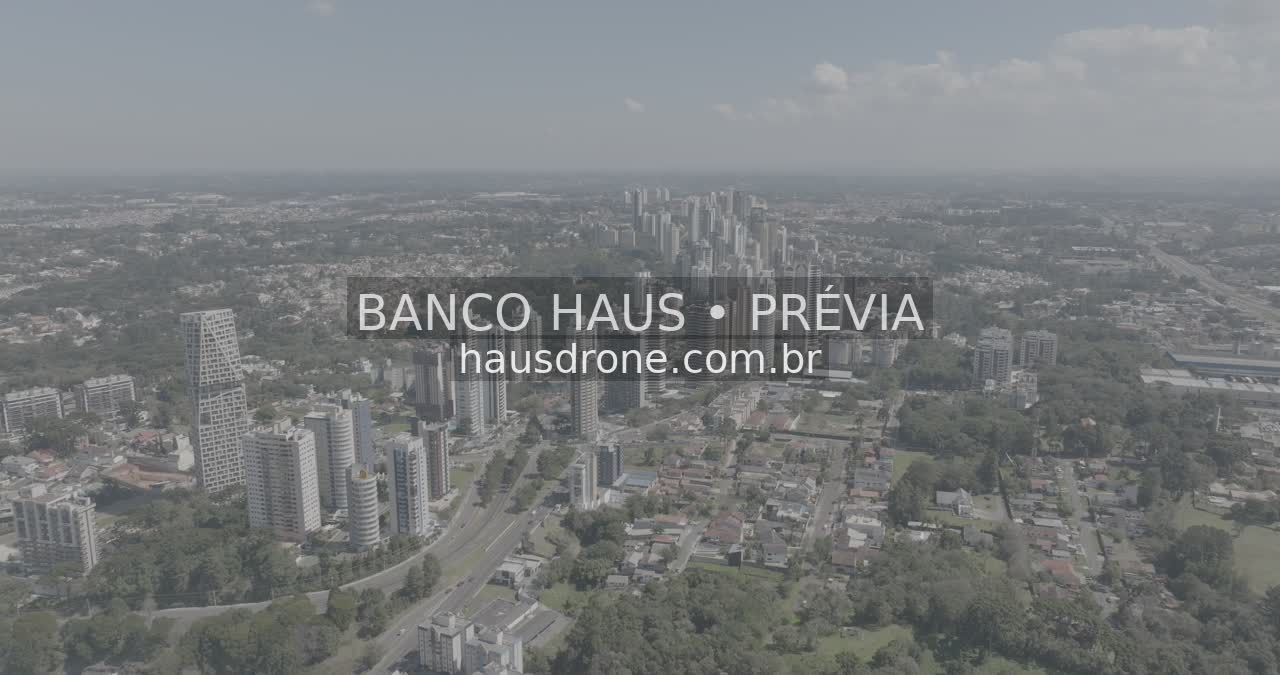 Edifícios e áreas verdes em vista aérea — Ecoville em Curitiba, Paraná.