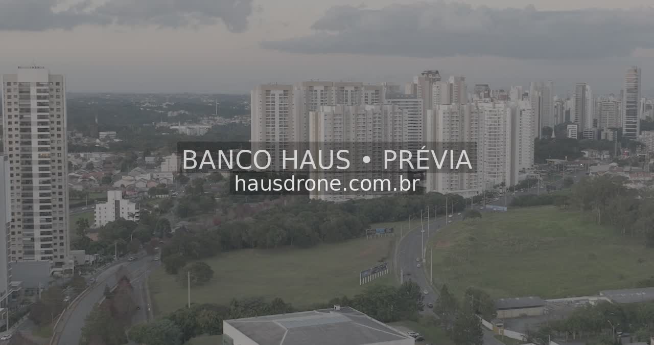 Edifícios e áreas verdes em vista aérea — Ecoville em Curitiba, Paraná.