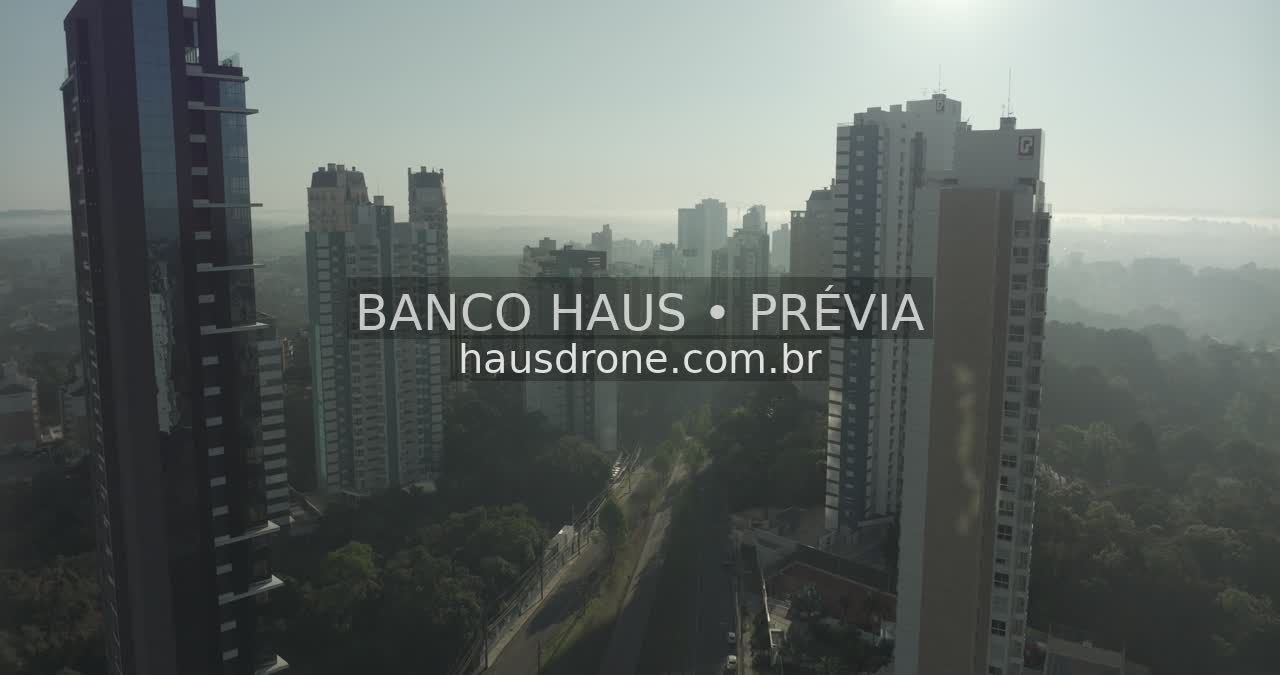 Edifícios e áreas verdes em vista aérea — Ecoville em Curitiba, Paraná.