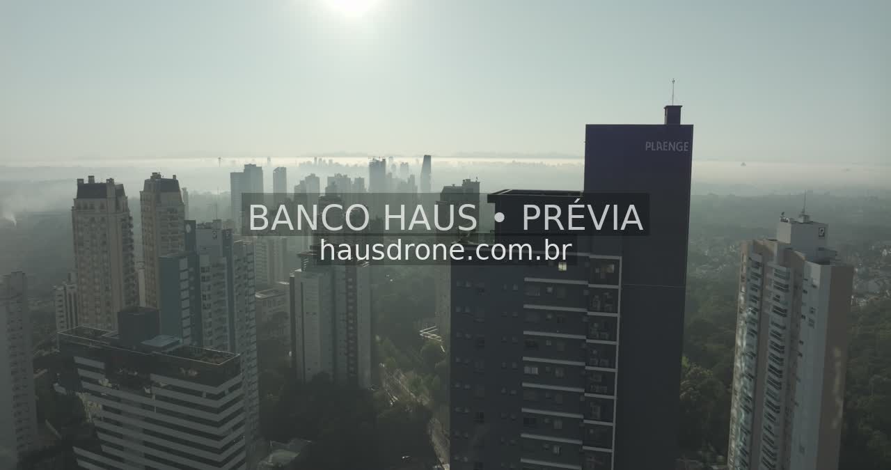 Edifícios e áreas verdes em vista aérea — Ecoville em Curitiba, Paraná.