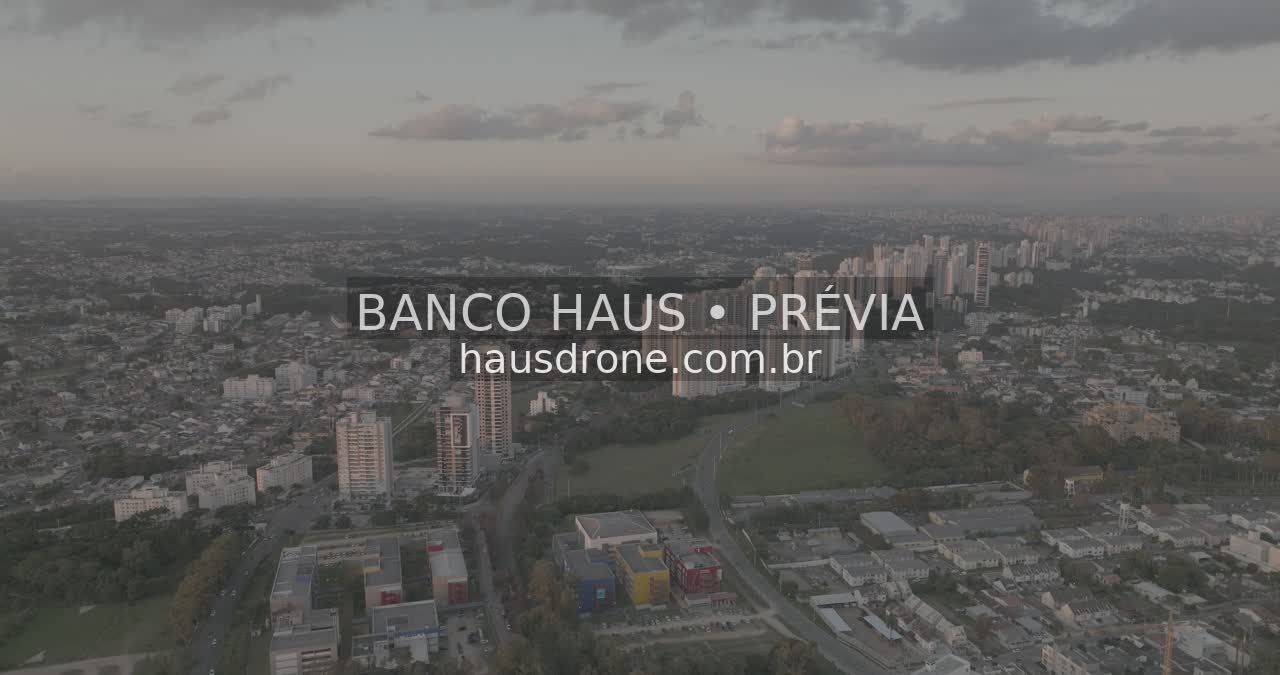 Edifícios e áreas verdes em vista aérea — Ecoville em Curitiba, Paraná.