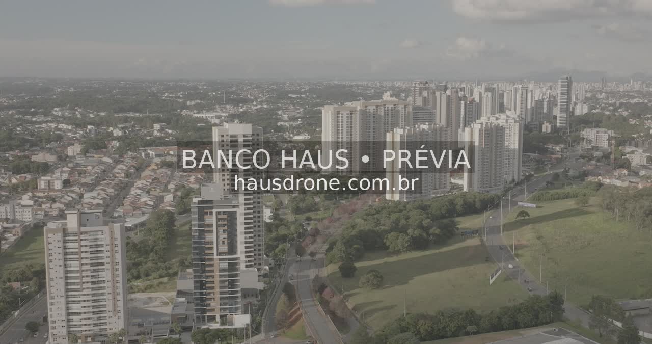 Edifícios e áreas verdes em vista aérea — Ecoville em Curitiba, Paraná.