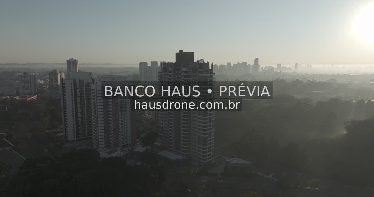 Edifícios e áreas verdes em vista aérea — Ecoville em Curitiba, Paraná.