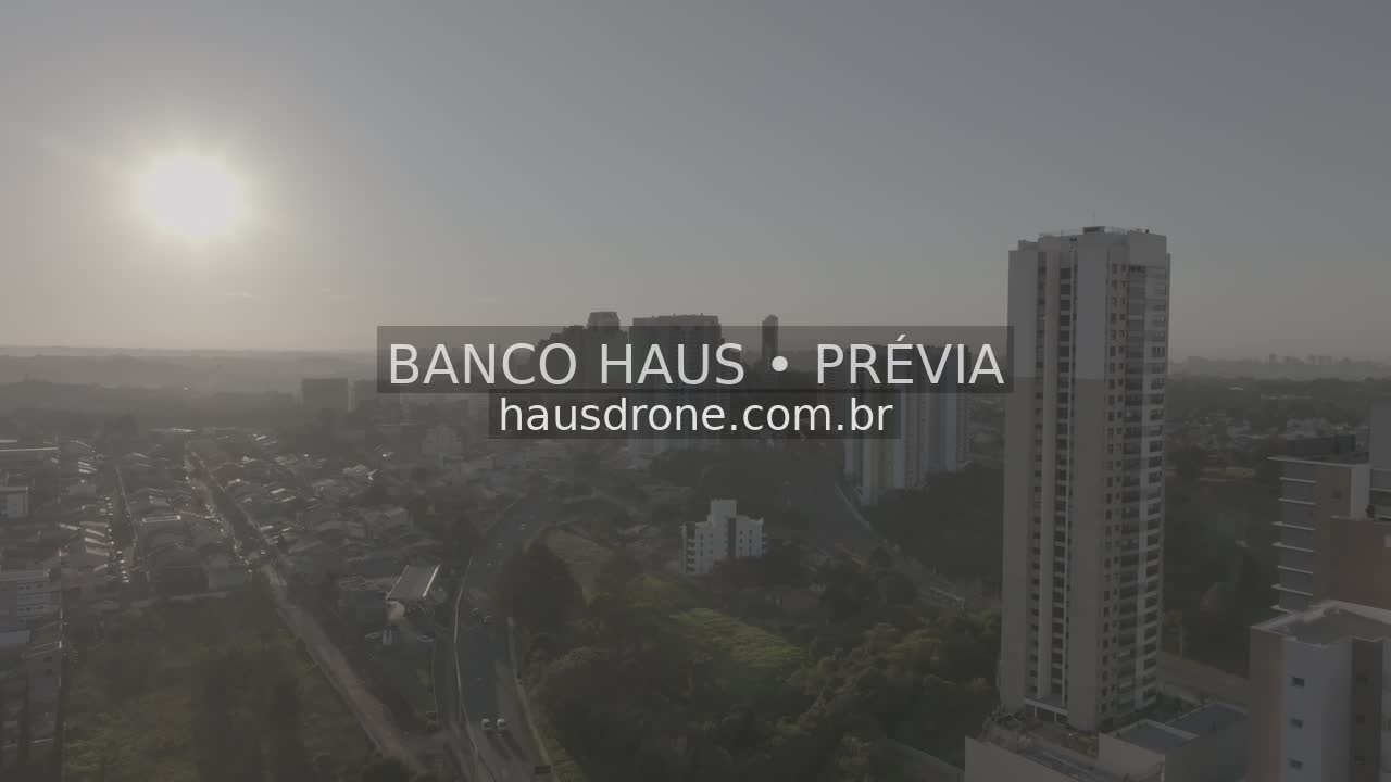 Edifícios e áreas verdes em vista aérea — Ecoville em Curitiba, Paraná.