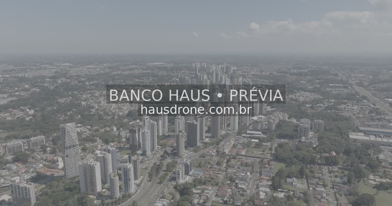 Edifícios e áreas verdes em vista aérea — Ecoville em Curitiba, Paraná.