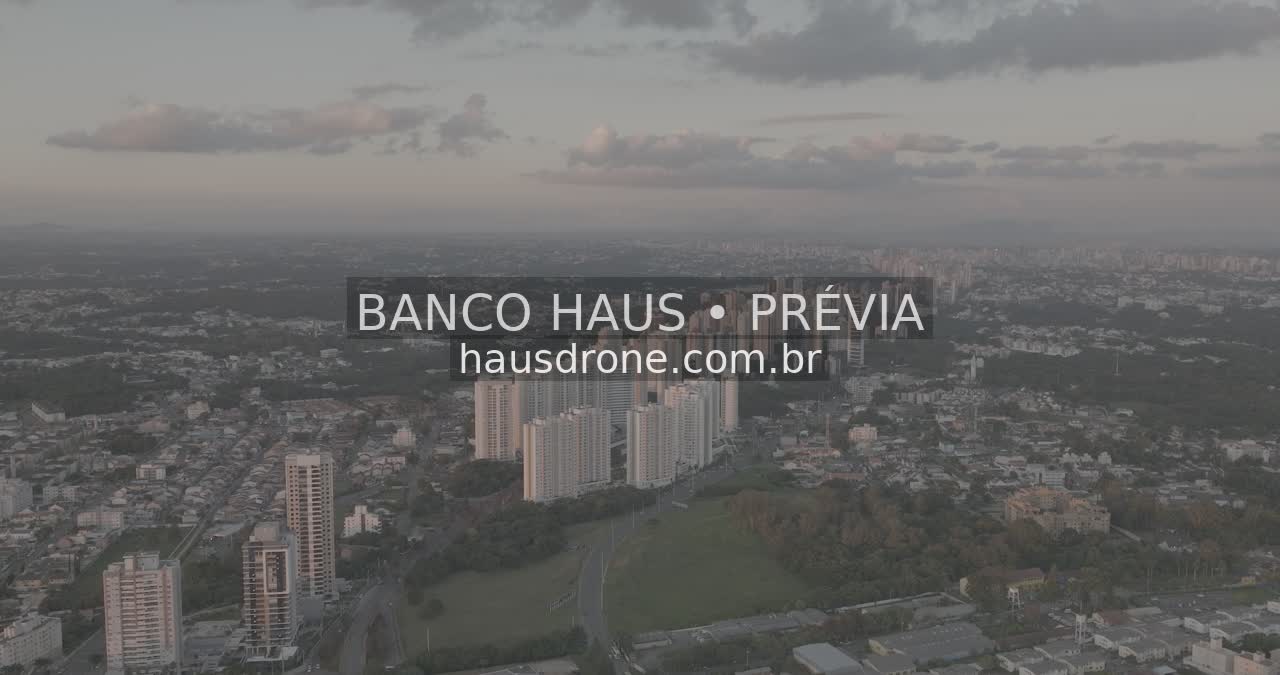 Edifícios e áreas verdes em vista aérea — Ecoville em Curitiba, Paraná.