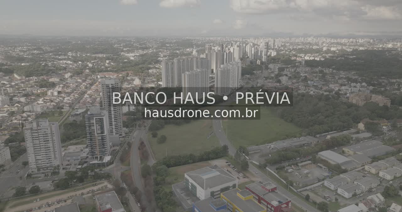 Edifícios e áreas verdes em vista aérea — Ecoville em Curitiba, Paraná.