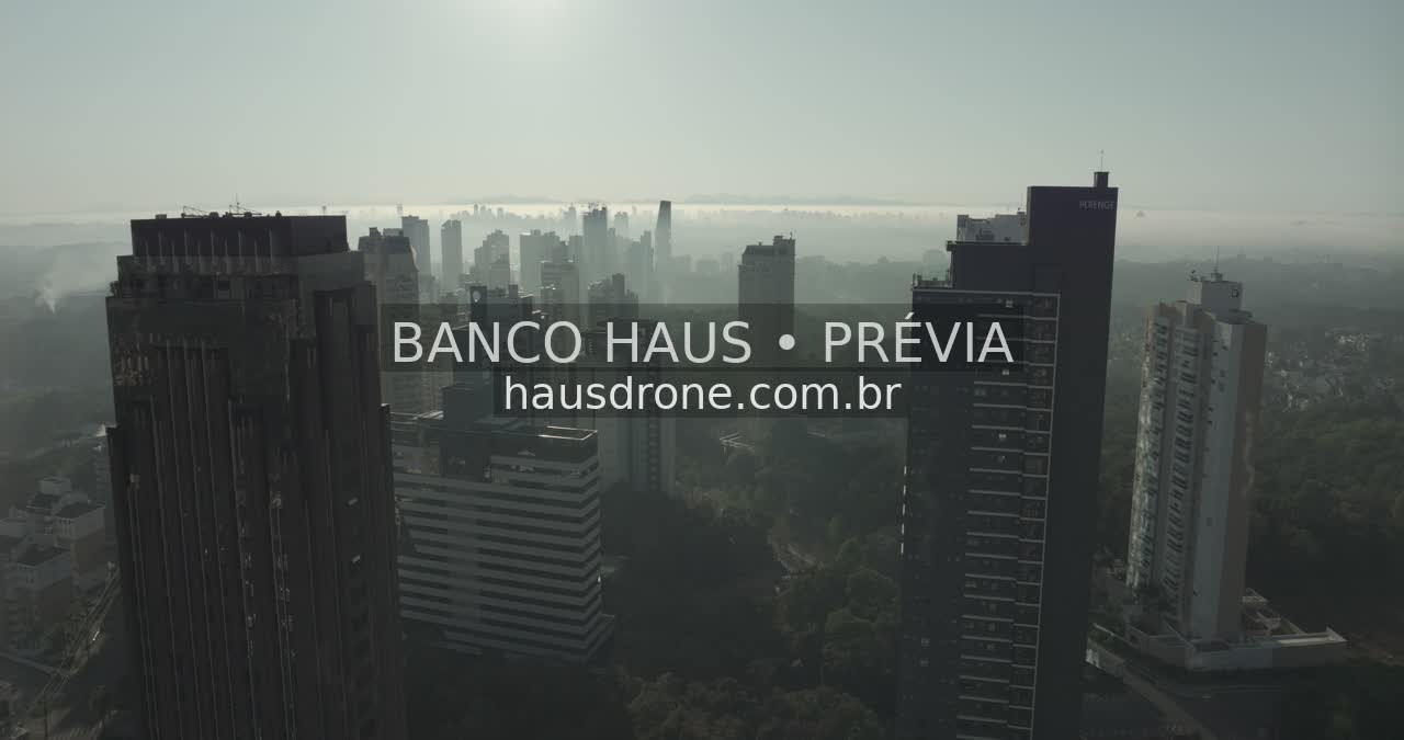 Edifícios e áreas verdes em vista aérea — Ecoville em Curitiba, Paraná.