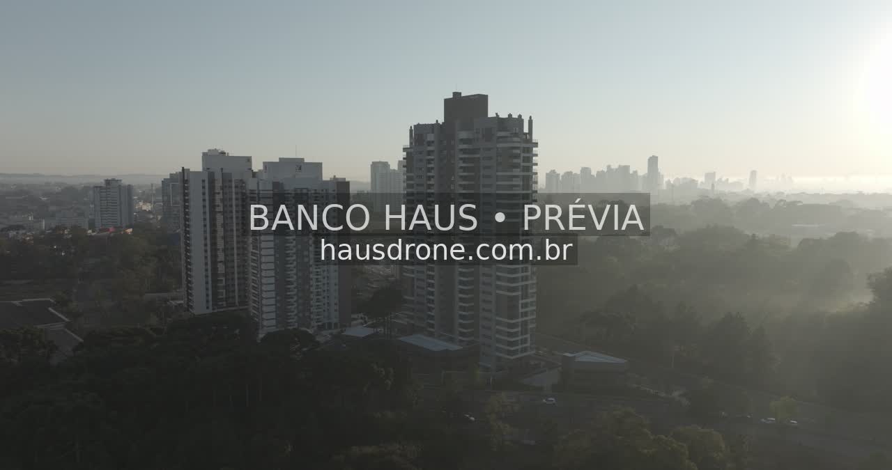 Edifícios e áreas verdes em vista aérea — Ecoville em Curitiba, Paraná.