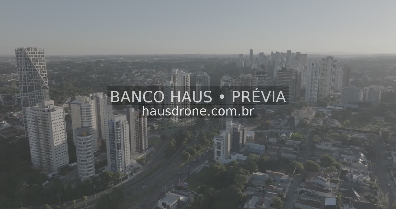 Edifícios e áreas verdes em vista aérea — Ecoville em Curitiba, Paraná.
