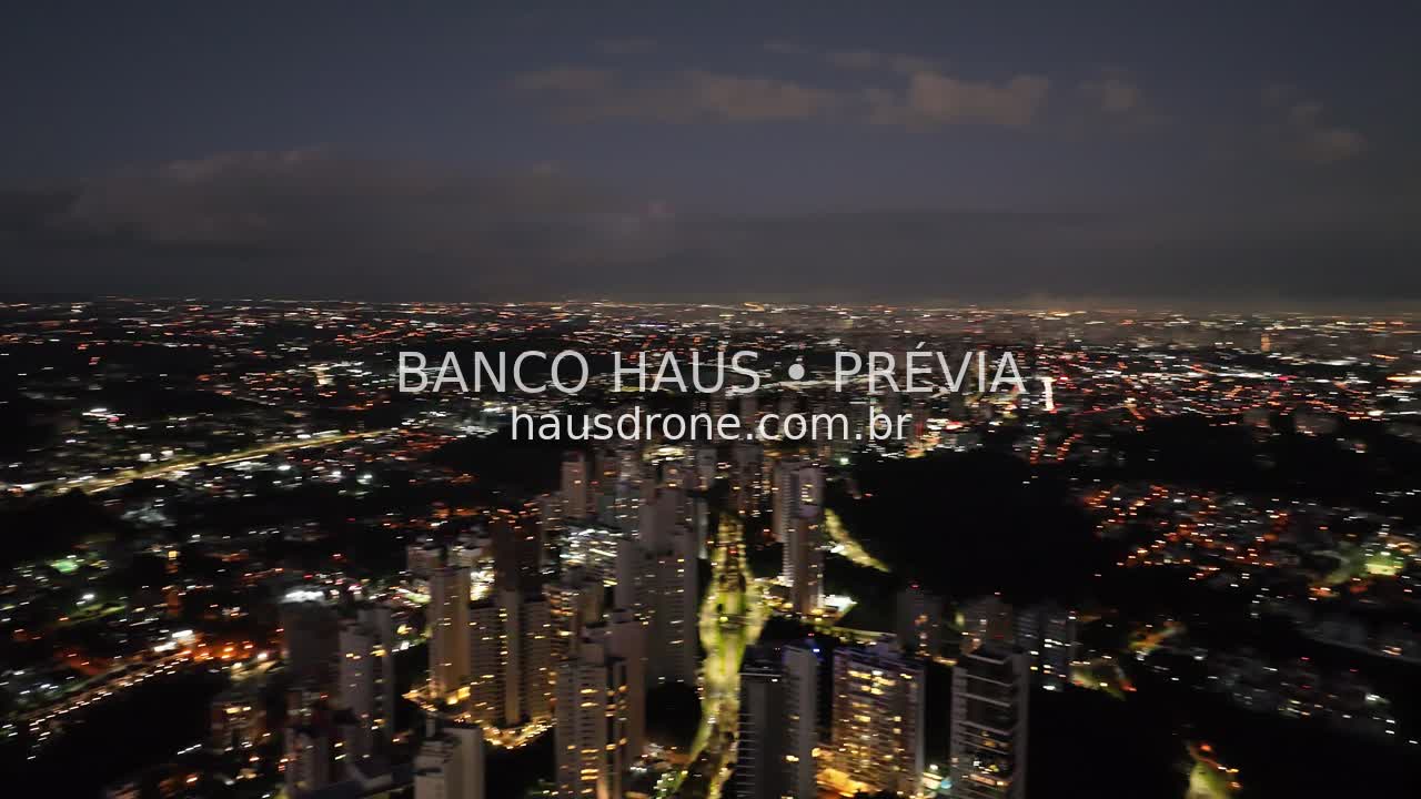 Edifícios e ruas iluminados à noite — Ecoville em Curitiba, Paraná.