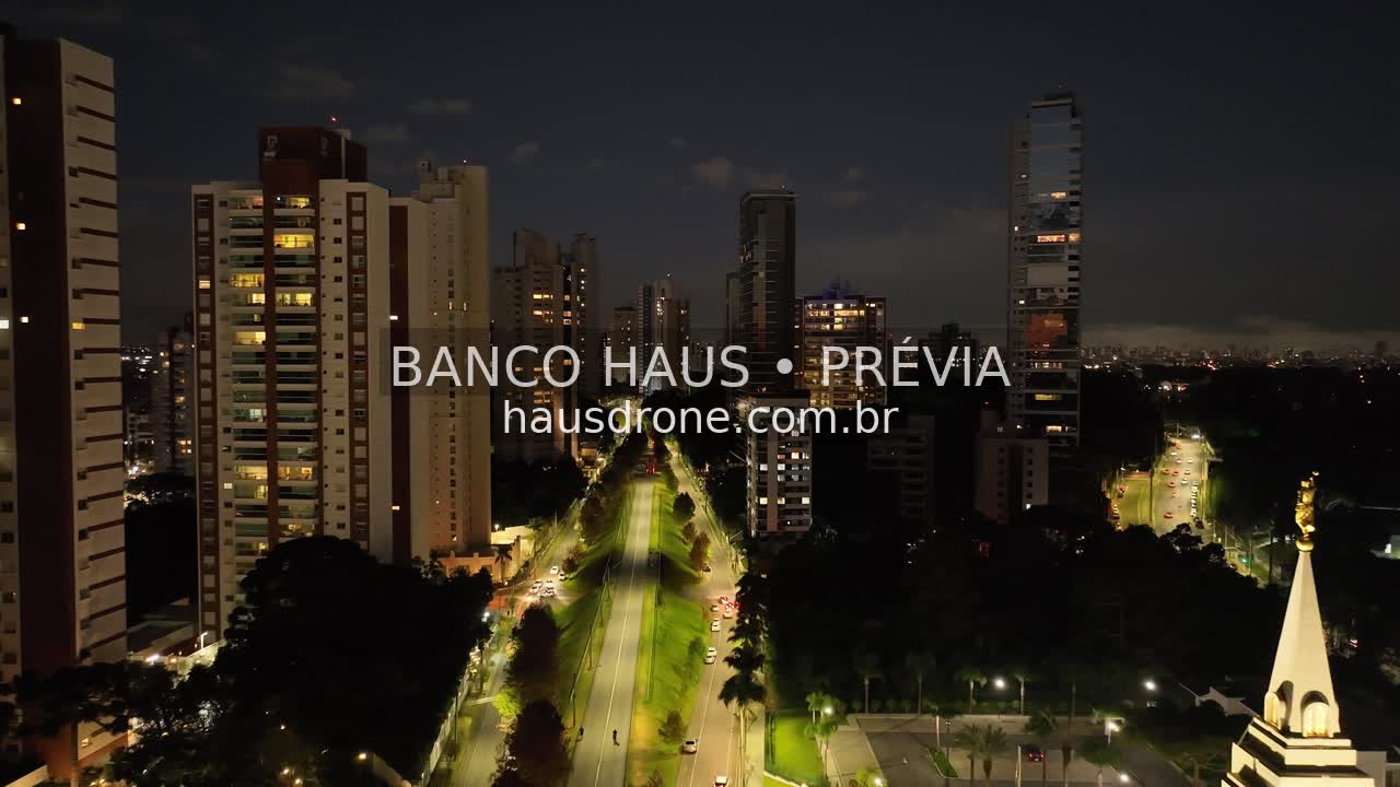 Edifícios e ruas iluminados à noite — Ecoville em Curitiba, Paraná.