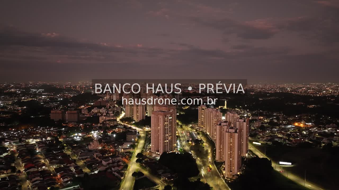 Edifícios e ruas iluminados à noite — Ecoville em Curitiba, Paraná.