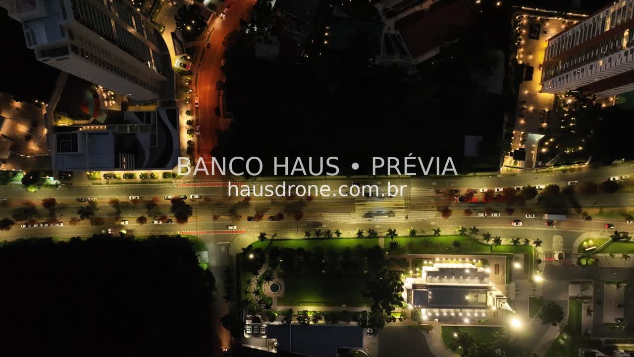 Edifícios e ruas iluminados à noite — Ecoville em Curitiba, Paraná.