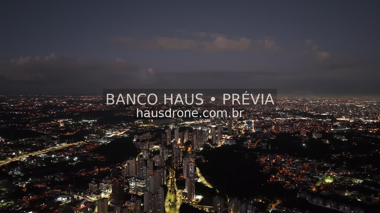 Edifícios e ruas iluminados à noite — Ecoville em Curitiba, Paraná.