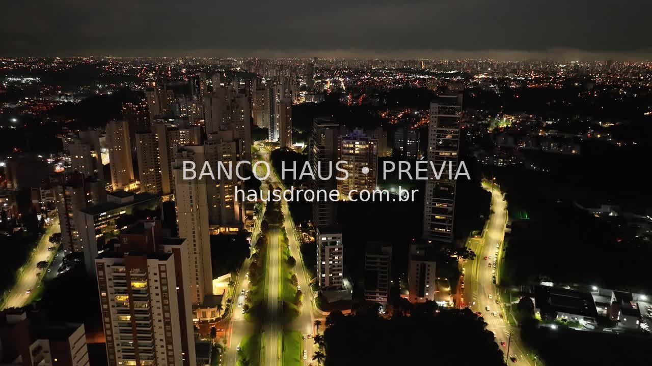 Edifícios e ruas iluminados à noite — Ecoville em Curitiba, Paraná.