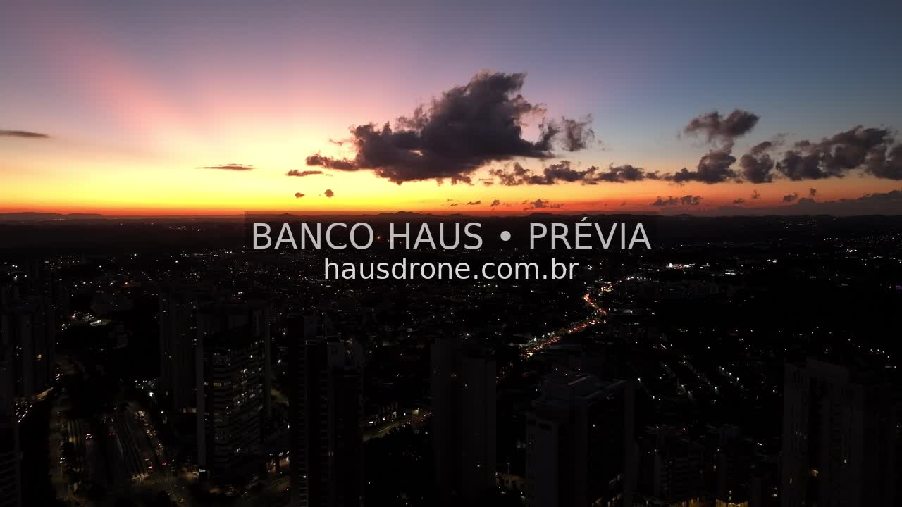 Horizonte urbano ao entardecer — Ecoville em Curitiba, Paraná.
