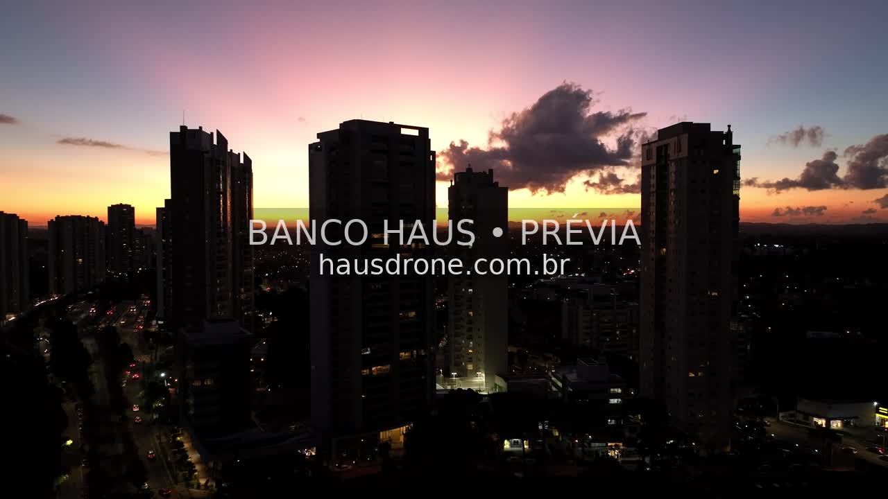 Horizonte urbano ao entardecer — Ecoville em Curitiba, Paraná.