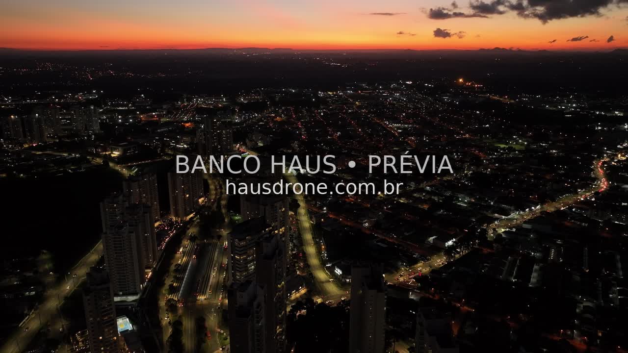 Horizonte urbano ao entardecer — Ecoville em Curitiba, Paraná.