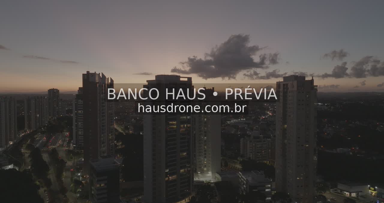Horizonte urbano ao entardecer — Ecoville em Curitiba, Paraná.