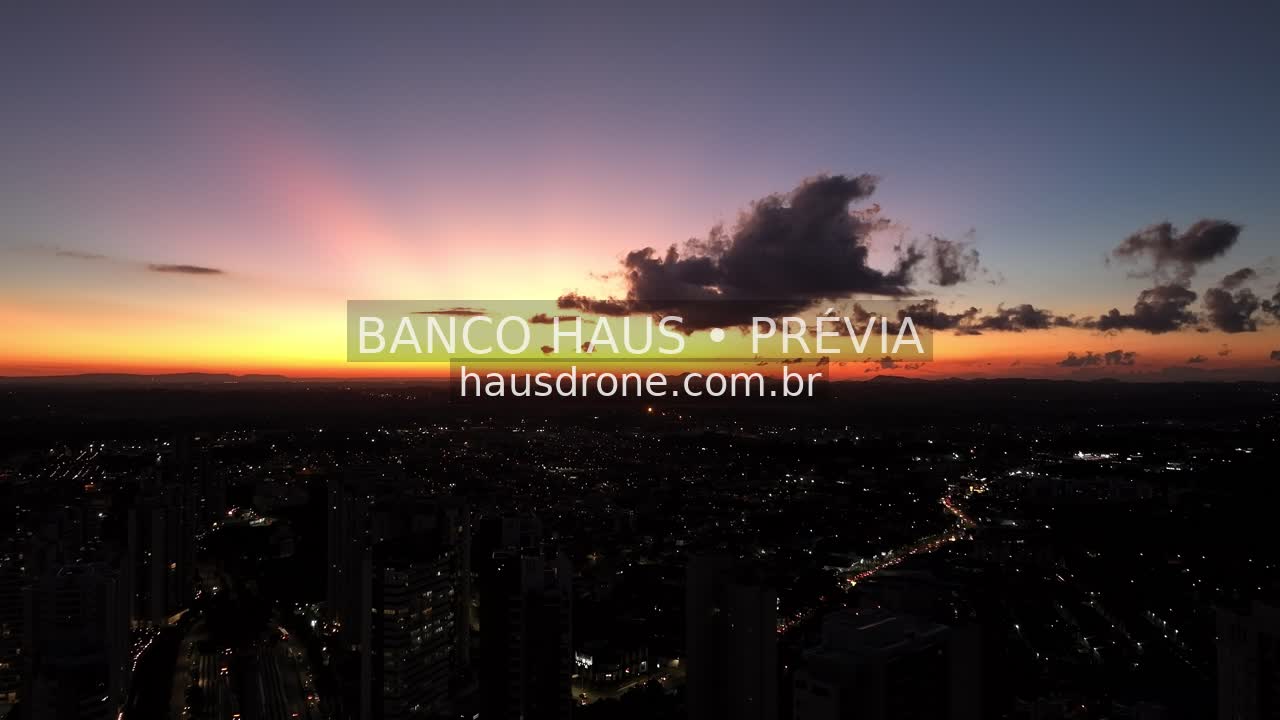 Horizonte urbano ao entardecer — Ecoville em Curitiba, Paraná.
