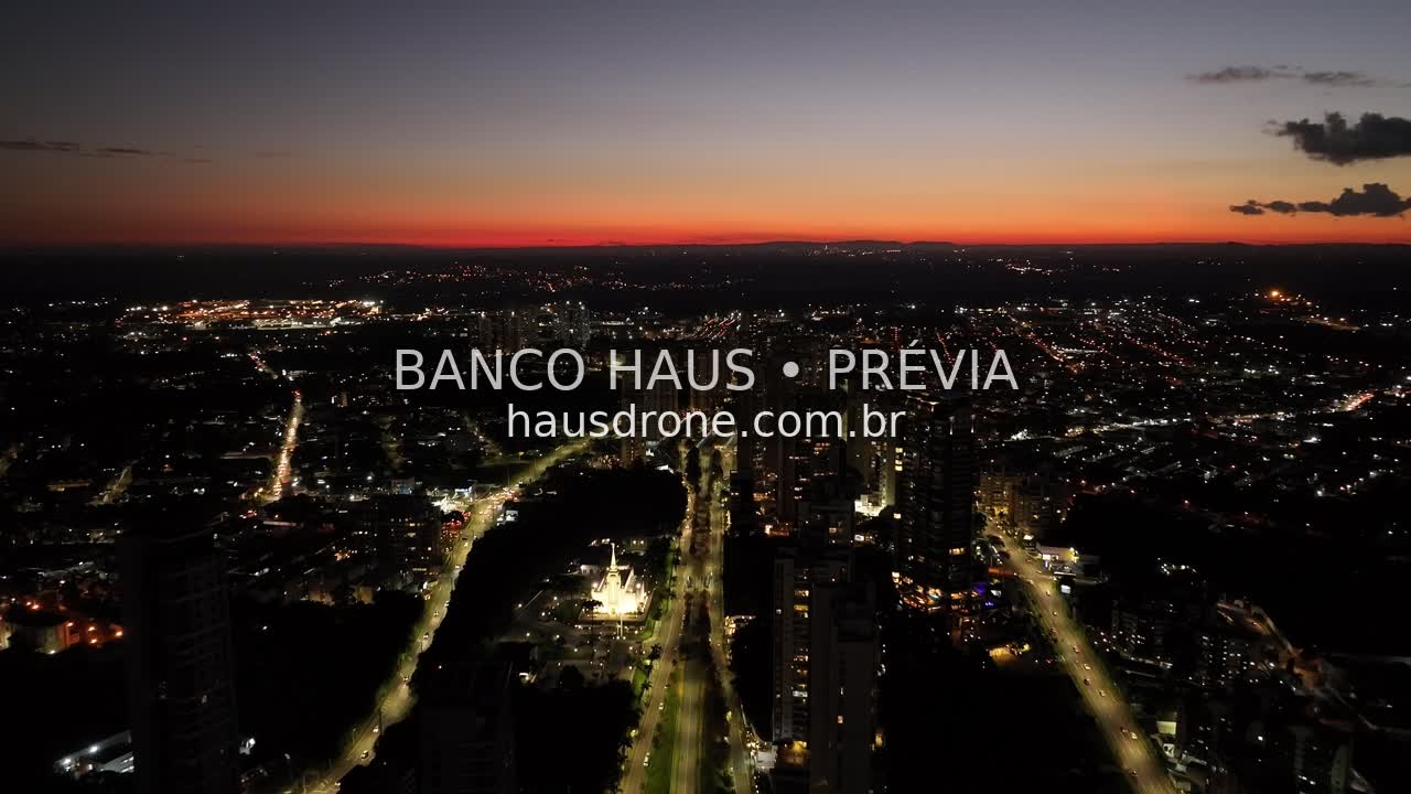 Horizonte urbano ao entardecer — Ecoville em Curitiba, Paraná.