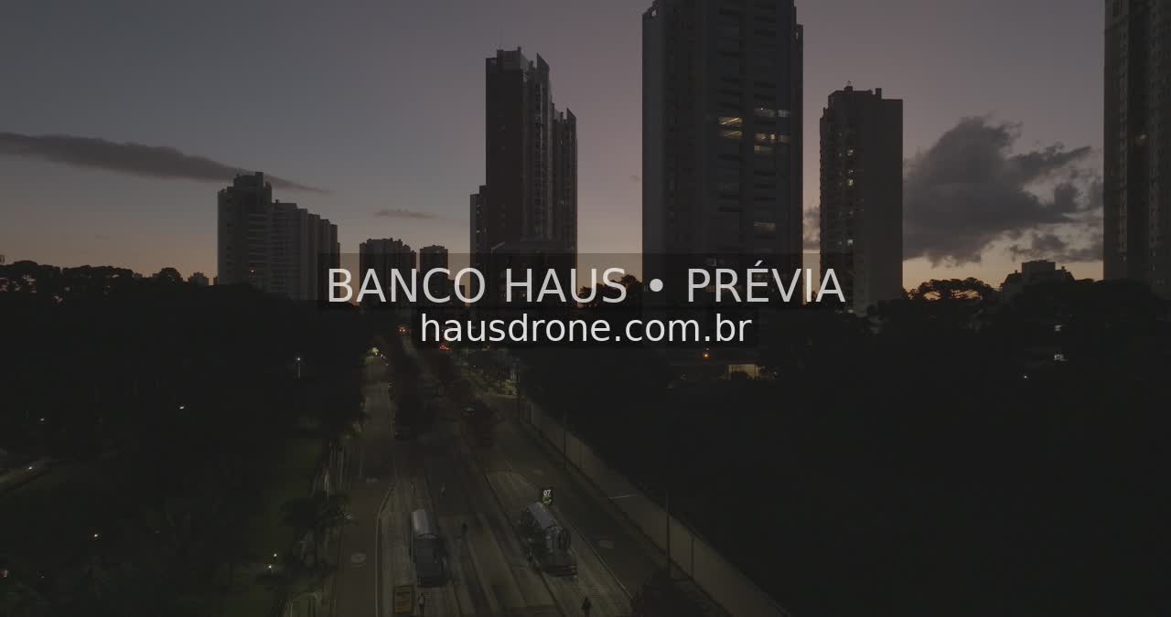 Horizonte urbano ao entardecer — Ecoville em Curitiba, Paraná.