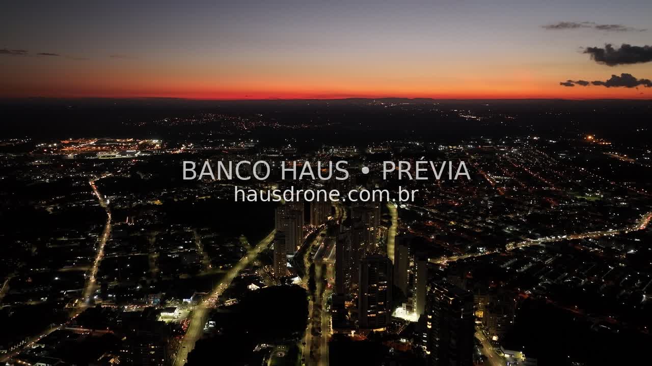Horizonte urbano ao entardecer — Ecoville em Curitiba, Paraná.