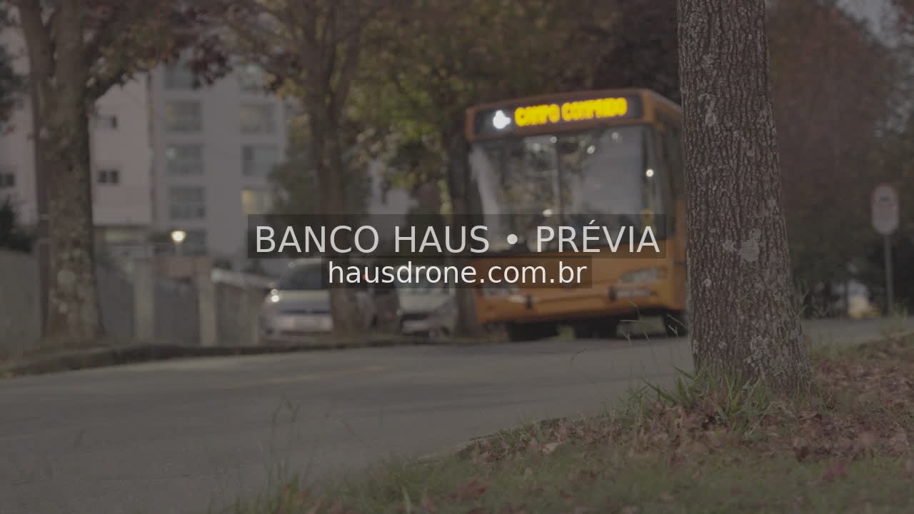 Ônibus em via urbana — Ecoville em Curitiba, Paraná.