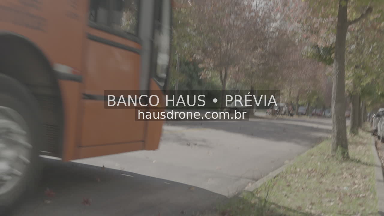 Ônibus em via urbana — Ecoville em Curitiba, Paraná.