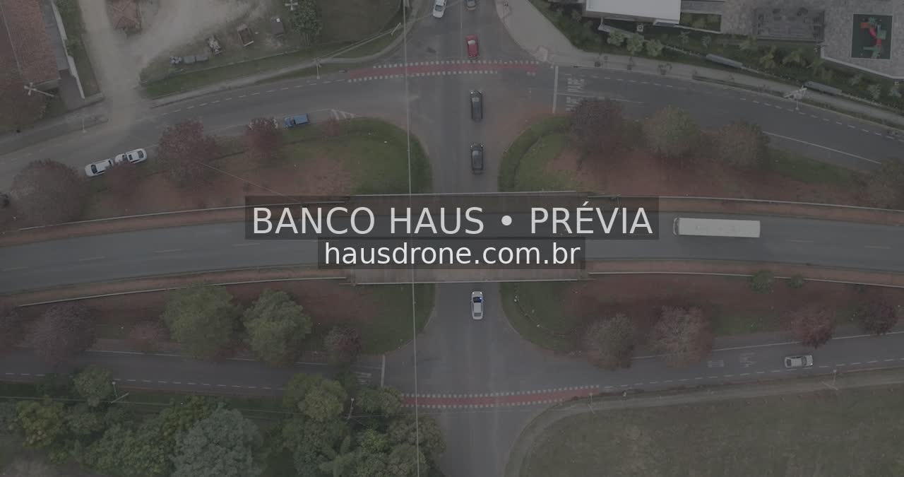 Rotatória e vias vistas de cima — Ecoville em Curitiba, Paraná.