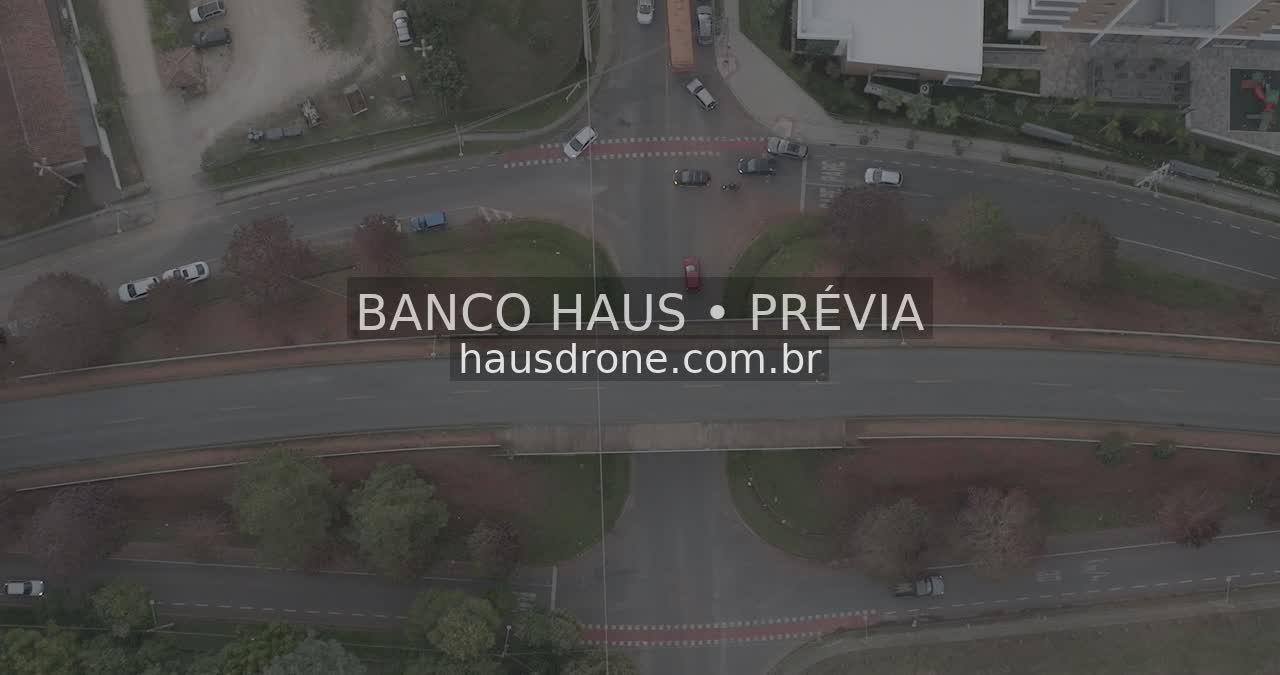 Rotatória e vias vistas de cima — Ecoville em Curitiba, Paraná.
