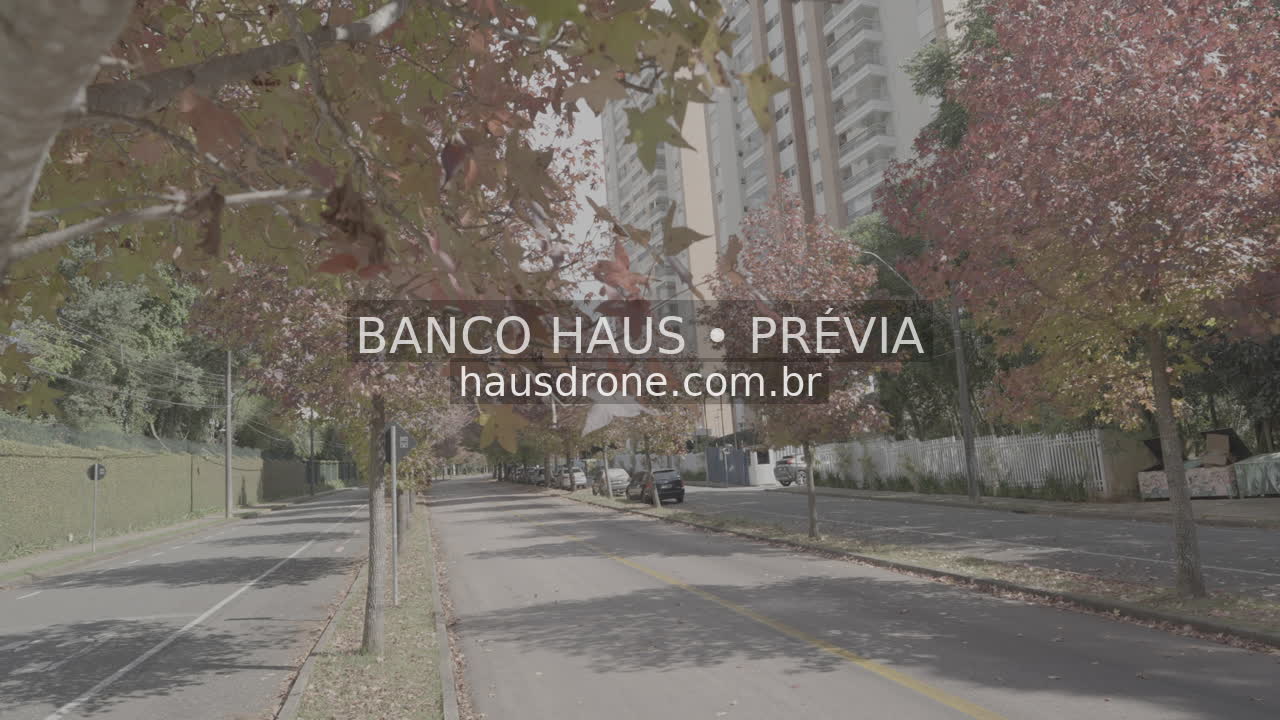 Rua com árvores de folhagem avermelhada — Ecoville em Curitiba, Paraná.