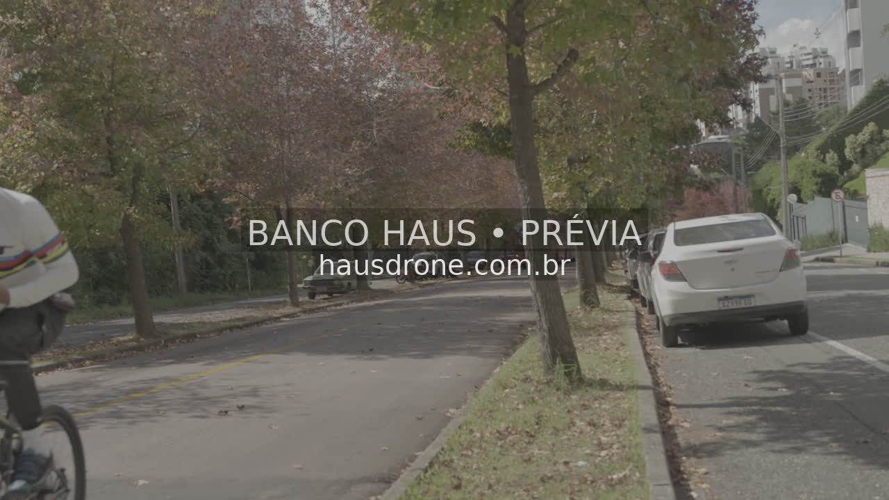 Rua com árvores de folhagem avermelhada — Ecoville em Curitiba, Paraná.