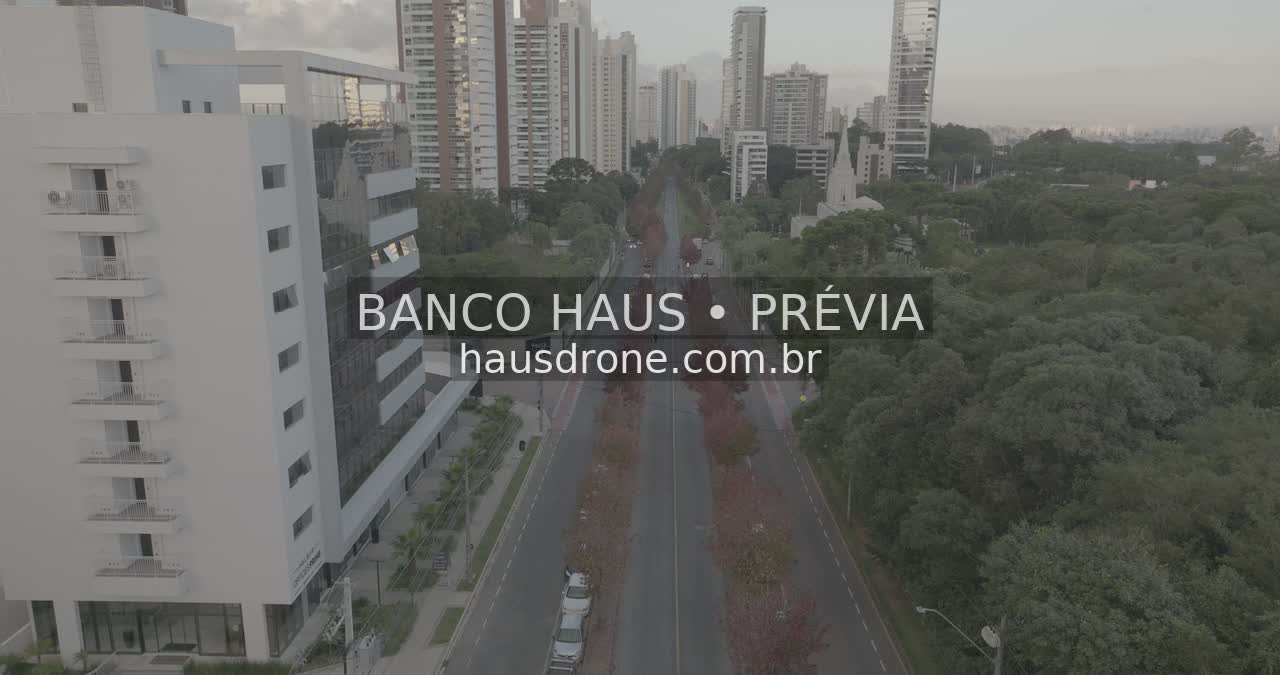 Rua entre edifícios e arborização — Ecoville em Curitiba, Paraná.