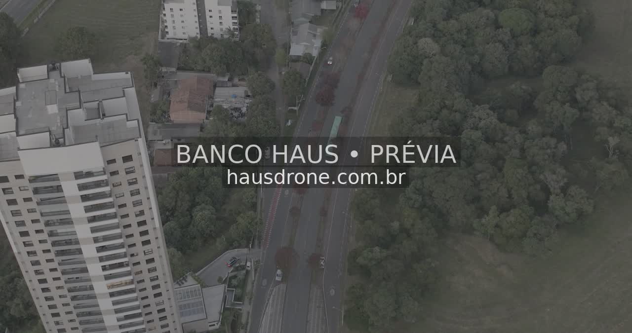 Rua entre edifícios e arborização — Ecoville em Curitiba, Paraná.
