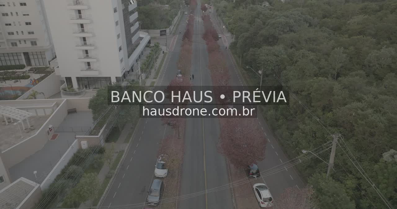Rua entre edifícios e arborização — Ecoville em Curitiba, Paraná.