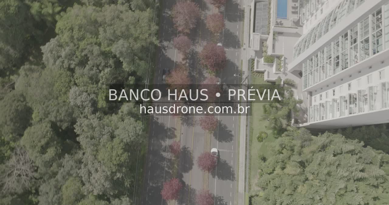 Rua entre edifícios e arborização — Ecoville em Curitiba, Paraná.